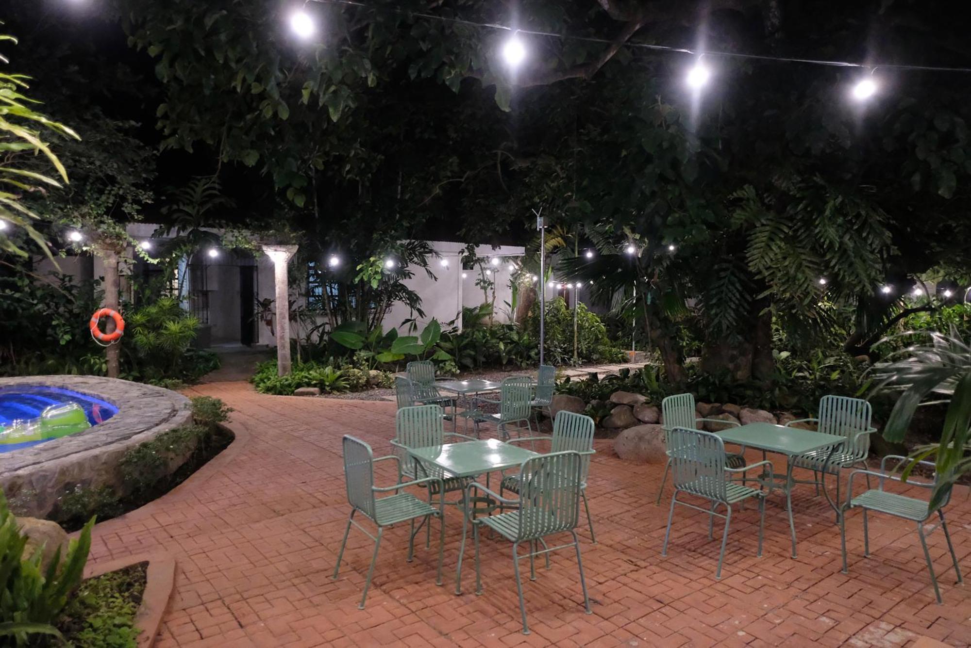 Mad Monkey Dumaguete Pansiyon Dumaguete City Dış mekan fotoğraf