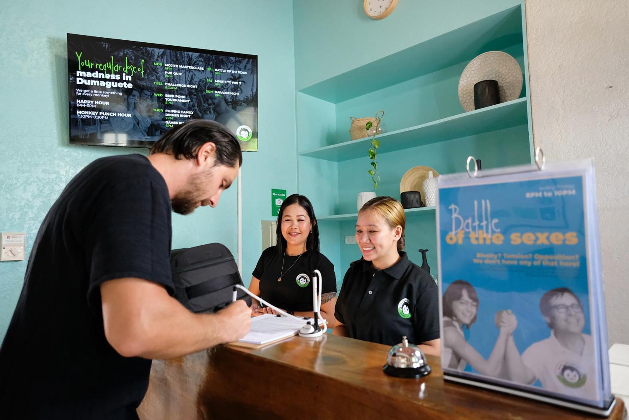 Mad Monkey Dumaguete Pansiyon Dumaguete City Dış mekan fotoğraf